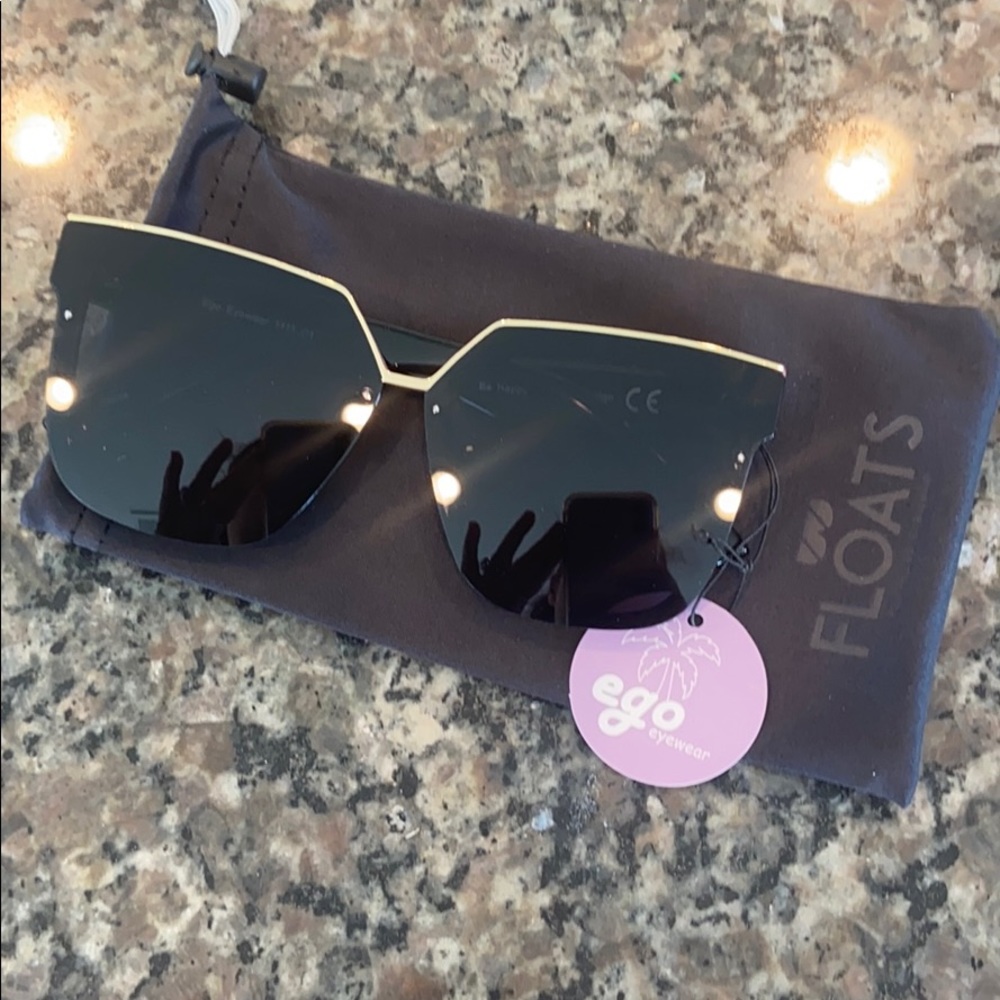 Floats 100% UVA sunglasses